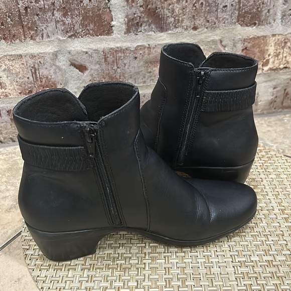 CLARKS Black Leather Mid Ankle Boot w/Zipper Women’s Size 8 - Picture 5 of 7